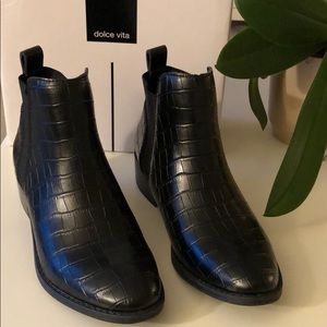 Stylish Croco Black Booties